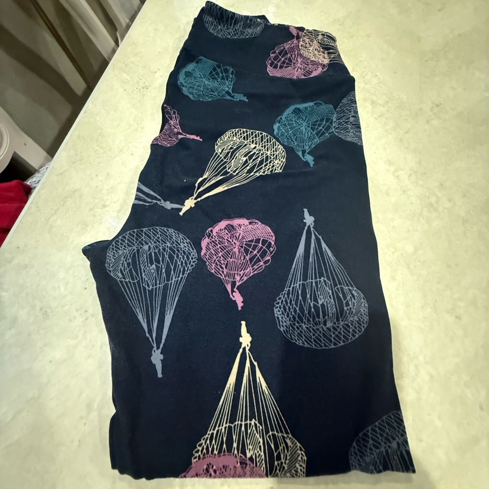 LuLaRoe Navy Leggings with Multicolor Hot Air Balloons